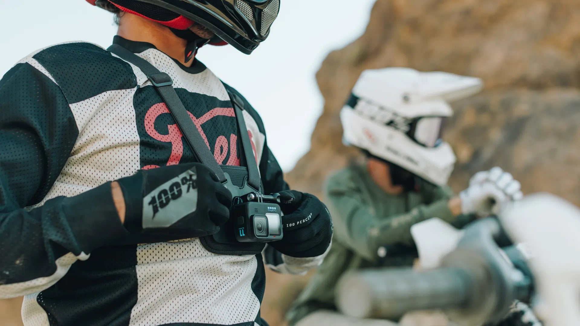 Chesty Fixation de poitrine pour l’action