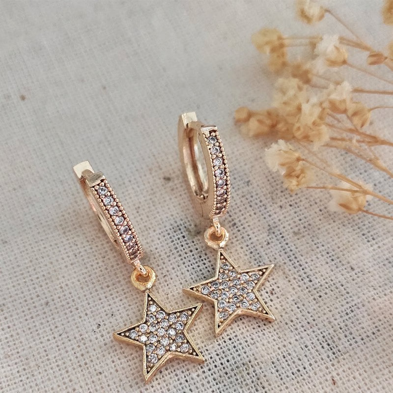 ATELIER MIU Boucles d'oreilles pendantes en étoile - Laiton doré, plaqué or & pierres de zircon
